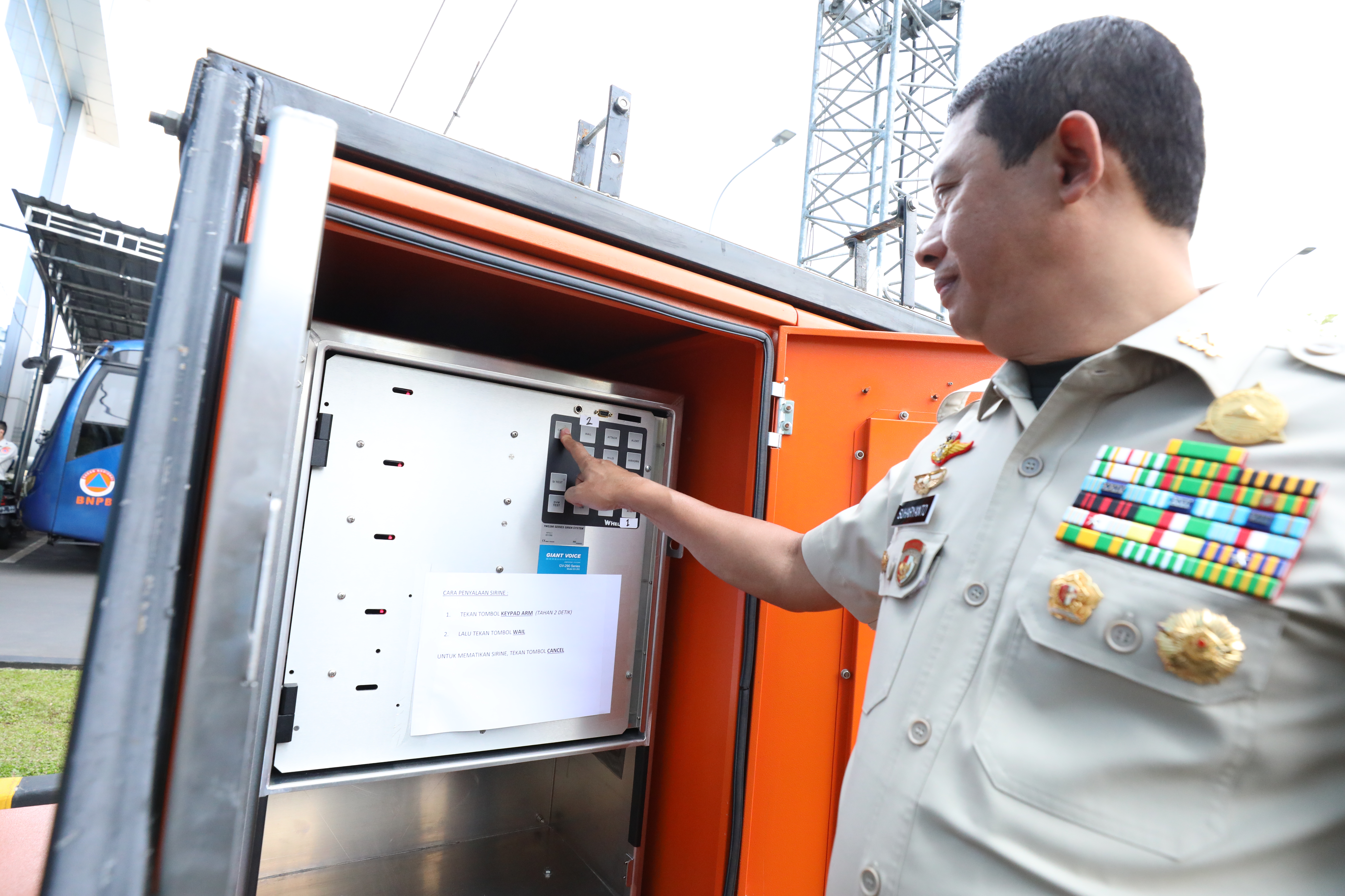 Kepala BNPB Letjen TNI Suharyanto menyalakan sirine tanda dimulainya simulasi evakuasi bencana gempa di Gedung Graha BNPB, Jakarta pada Rabu (26/4).